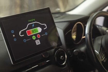 كيف تحافظ على بطارية سيارتك الكهربائية