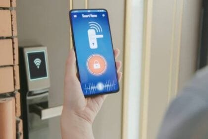 التحكم الصوتي بالمنازل الذكية