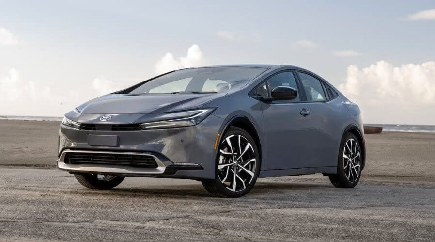 Toyota Prius 2026 هايبرد حديثة تجمع بين التقنية والاعتمادية