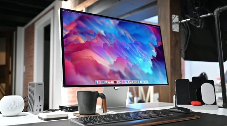 شاشة Apple Studio Display بدقة 5K Retina مع توقع تحديثها قريبًا لتقنية mini-LED