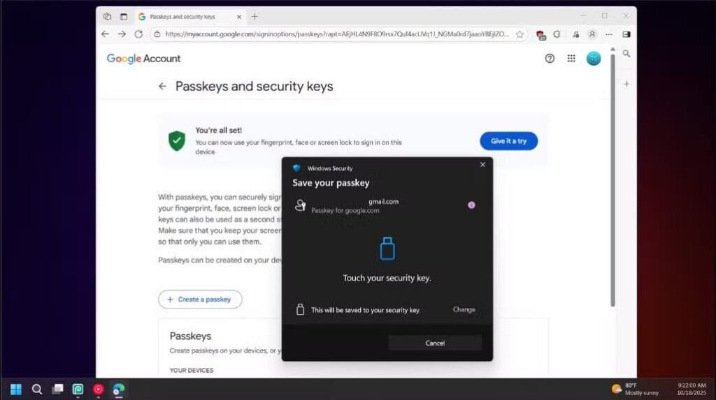 مستخدم يربط مفتاح أمان YubiKey بجهاز الكمبيوتر لتأكيد هويته أثناء إعداد المصادقة الثنائية في حساب Google.