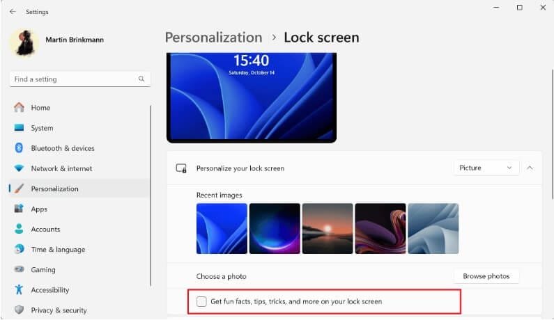 صورة تظهر تغيير خلفية شاشة القفل من Windows Spotlight إلى صورة ثابتة لإزالة التوصيات الإعلانية.