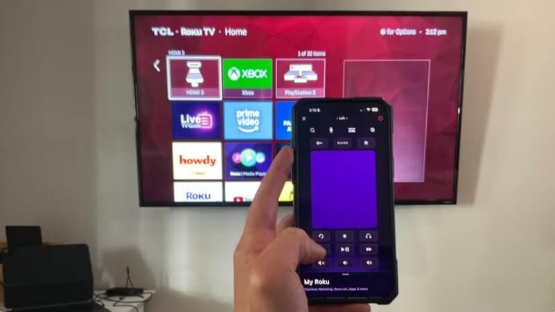 تطبيق Roku مفتوح على هاتف ذكي يتحكم في تلفزيون Roku عبر شبكة الواي فاي
