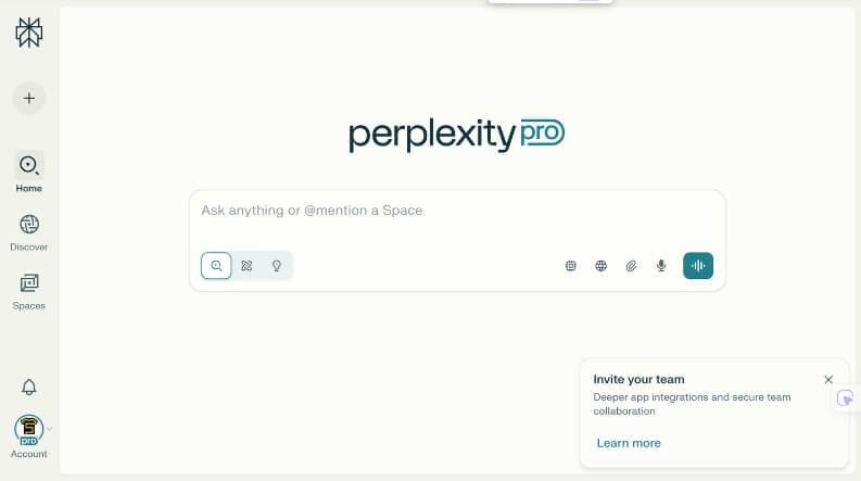 واجهة رفع الملفات في Perplexity AI تُظهر خيار إضافة ملفات PDF وصور لتحليلها مباشرة داخل التطبيق.