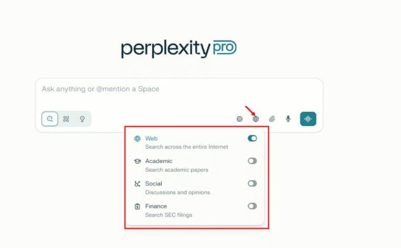 واجهة Perplexity AI تظهر ميزة البحث الموجّه مع خيارات التبديل بين المصادر الأكاديمية والاجتماعية والمالية.