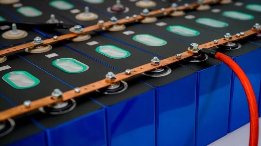 صورة مقرّبة توضح خلايا بطارية LiFePO₄ أثناء عملية الشحن والتفريغ.