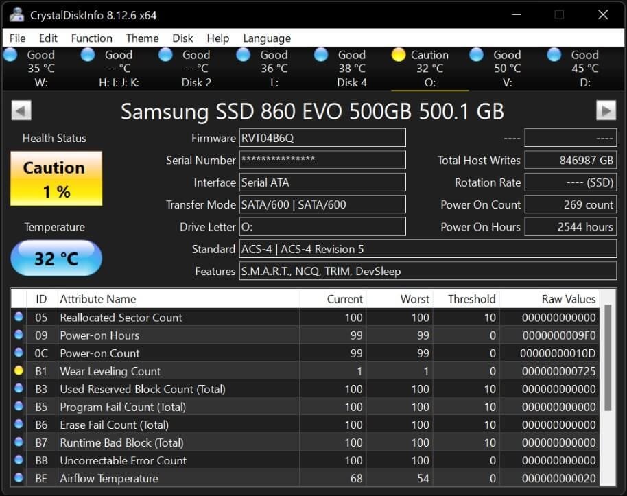 لقطة شاشة من أداة CrystalDiskInfo توضح تفاصيل قرص SSD وسلامة القرص على نظام ويندوز.