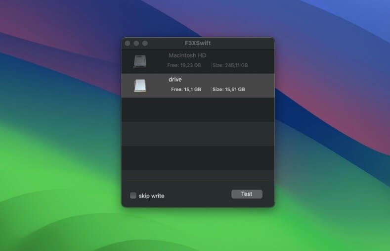 تطبيق F3XSwift على macOS أثناء اختبار سعة قرص SSD وعرض نتائج القراءة والكتابة.