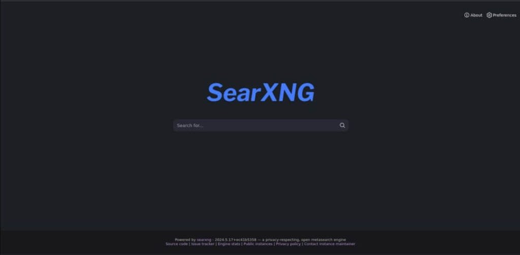 واجهة SearXNG بعد تشغيله، تعرض مربع البحث وشعار المحرك بدون إعلانات أو إضافات مزعجة.
