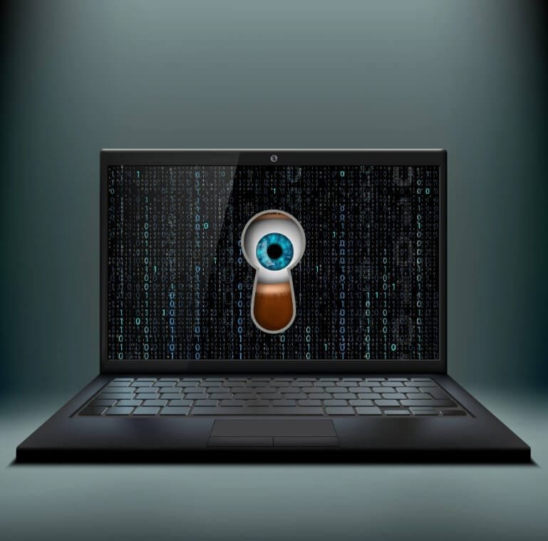 هكر يحاول اختراق كاميرا اللابتوب باستخدام برمجيات خبيثة في بيئة رقمية مظلمة