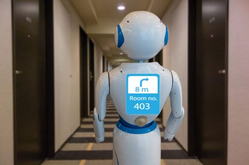 روبوت خدمة الغرف في فندق خليجي ذكي يقوم بتوصيل الطلبات إلى النزلاء بطريقة آلية.
