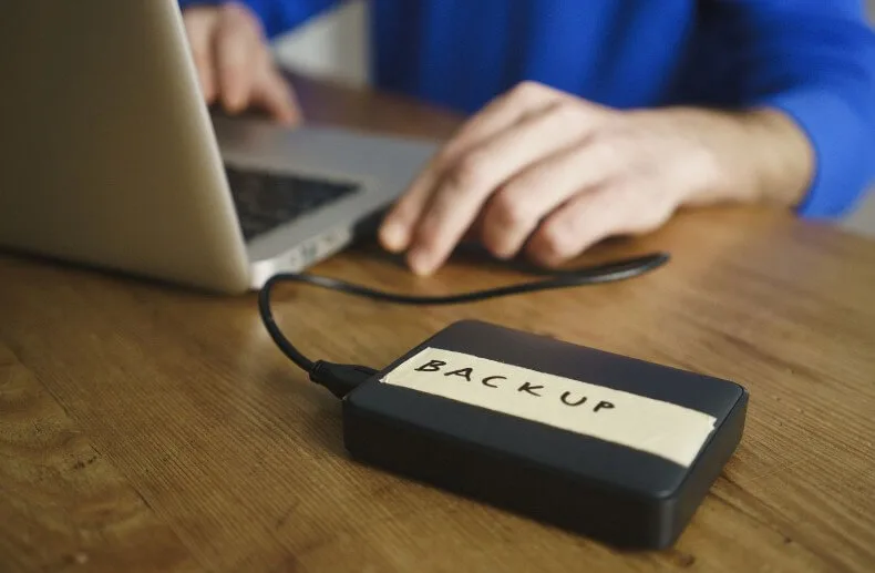 صورة توضح خطأ تخزين جميع النسخ الاحتياطية في مكان واحد مما يعرض البيانات للخطر.