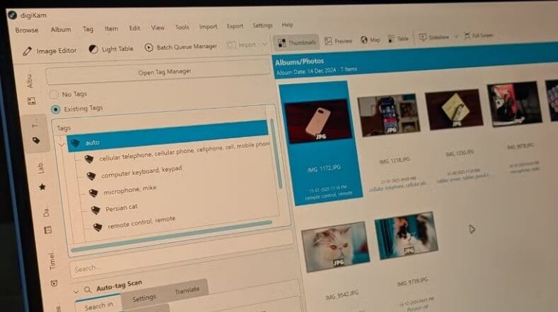 لقطة شاشة لواجهة إدارة الصور غير المنظمة توضح أهمية ترتيب الألبومات والملفات لتسهيل النسخ الاحتياطي.